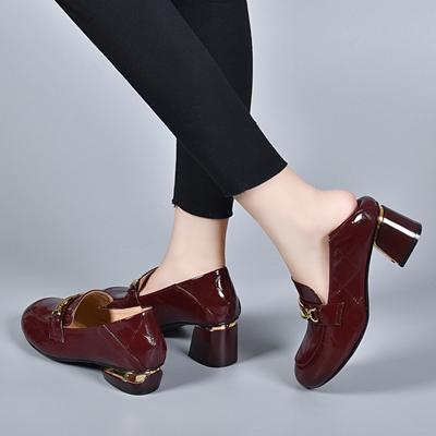 Scarpe singole a punta tonda con tacco grosso da donna autunno e inverno nuove pelle verniciata di mucca fibbia in metallo due tipi di tacco alto scarpe di pelle piccole da donna