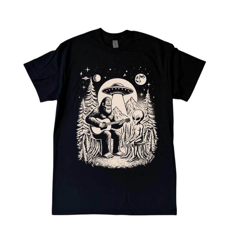 

Футболка в винтажном стиле 90-х с Бигфутом, играющим на гитаре с инопланетянином и НЛО, Забавная футболка с Бигфутом 2XL