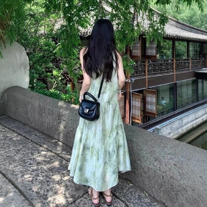 New Chinese women's sleeveless neck-hanging dress, cold and relaxed in early spring, wear a suspender green floral dress