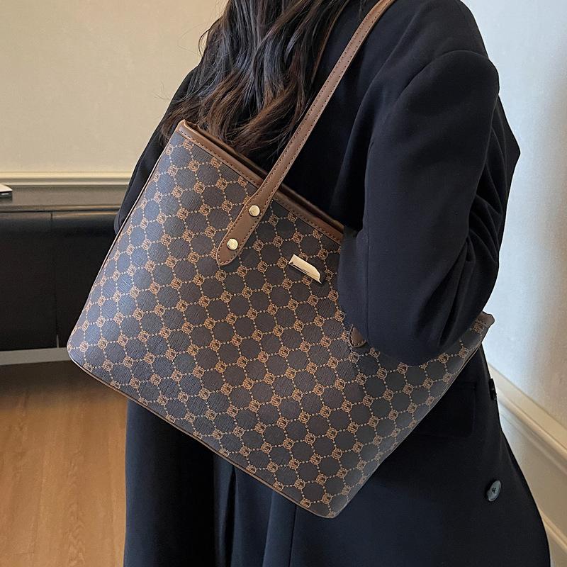 High-value tote bag women's 2025 summer new hand-carried commuter bag fashionable going out large-capacity shoulder bag