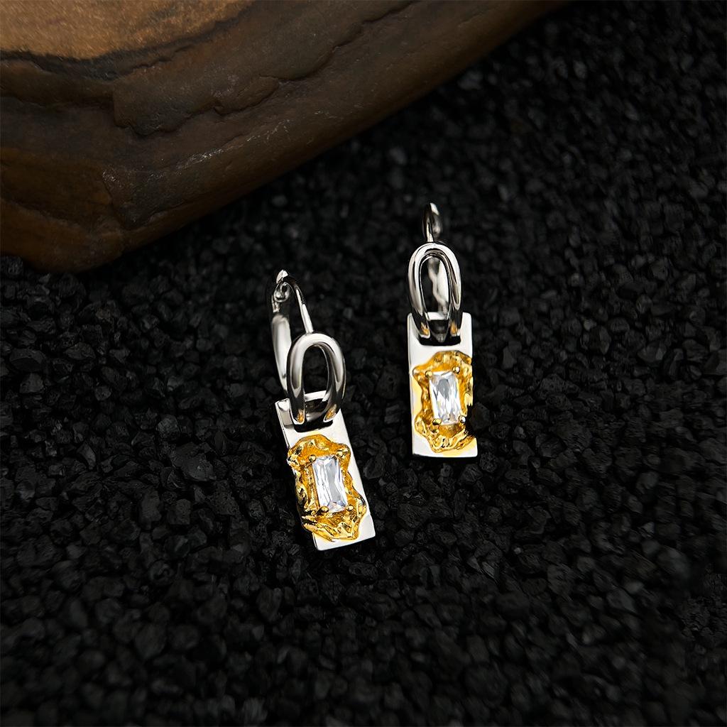

Original Geometric Two-Tone Zircon Square Earrings: Minimalist Light Luxury with a Unique Broken Texture
