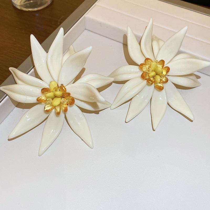 European and American color acrylic shell beaded necklace design sense collarbone chain exaggerated necklace women