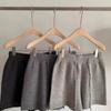 Graue, hochgeschnittene Strickshorts mit weitem Bein – Lässige A-Linien-Silhouette mit elastischem Bund für Damen (Herbst/Winter).