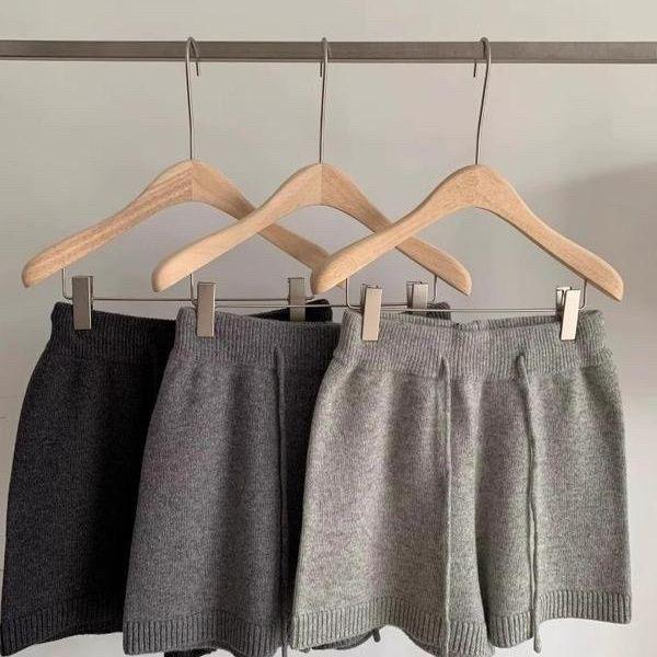 Graue, hochgeschnittene Strickshorts mit weitem Bein – Lässige A-Linien-Silhouette mit elastischem Bund für Damen (Herbst/Winter).