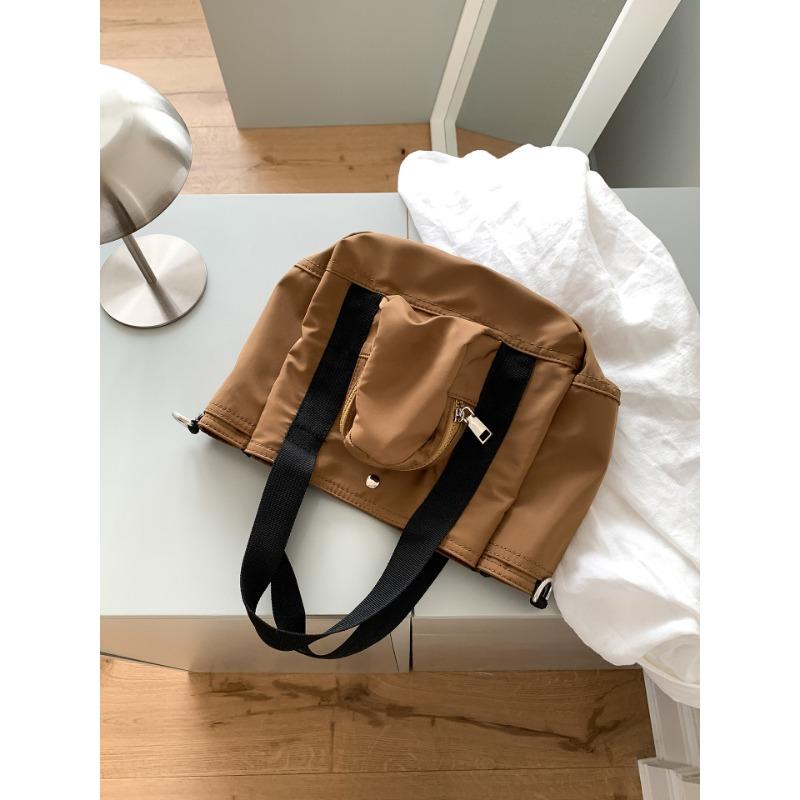 

Новая сумочка нейлоновая повседневная нишевый дизайн чувство通勤 тоут большая вместимость однотонная на плечо мессенджер женская