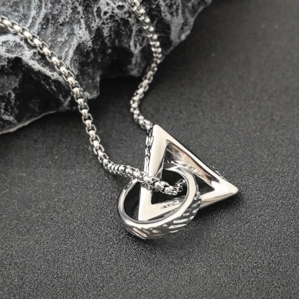 Unisex Geometric Titanium Steel Necklace - Versatile High-End Collarbone Pendant for Everyday Wear