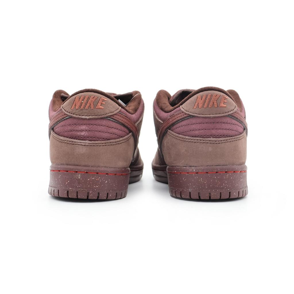 FN0619-600 Nike SB Dunk Low PRM Ciudad del Amor Borgoña Crush Rojo Equipo (de los hombres)