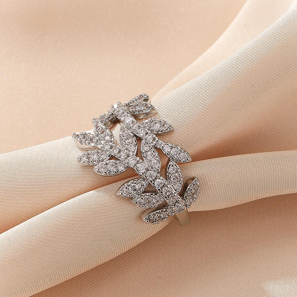 Small niche design, high-end leaf ring, women's simple and versatile daily fashion rings
