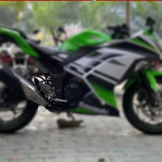 Motorcycle Footrest For KAWASAKI NINJA 300 Z300 EX300 Ninja300 2013-2016 Foot Peg Mount Bracket Front Right Footrest