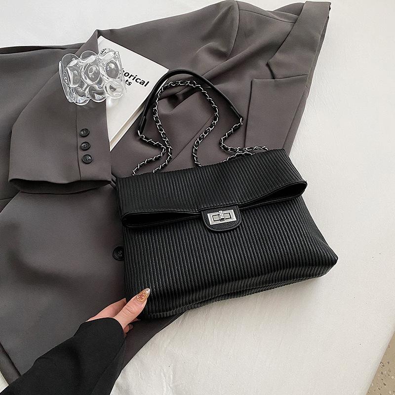 

2025 осень новая мода плиссированная сумка-мессенджер сумка большая вместимость простая дорожная сумка подмышку сумка на цепочке через плечо женская чёрный