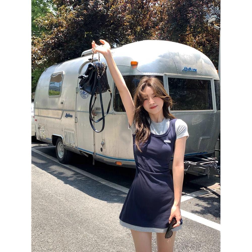 

Корейский стиль, маленький летний костюм-двойка: Топ с коротким рукавом и прямыми плечами и облегающая бедра юбка Small тёмно-синий