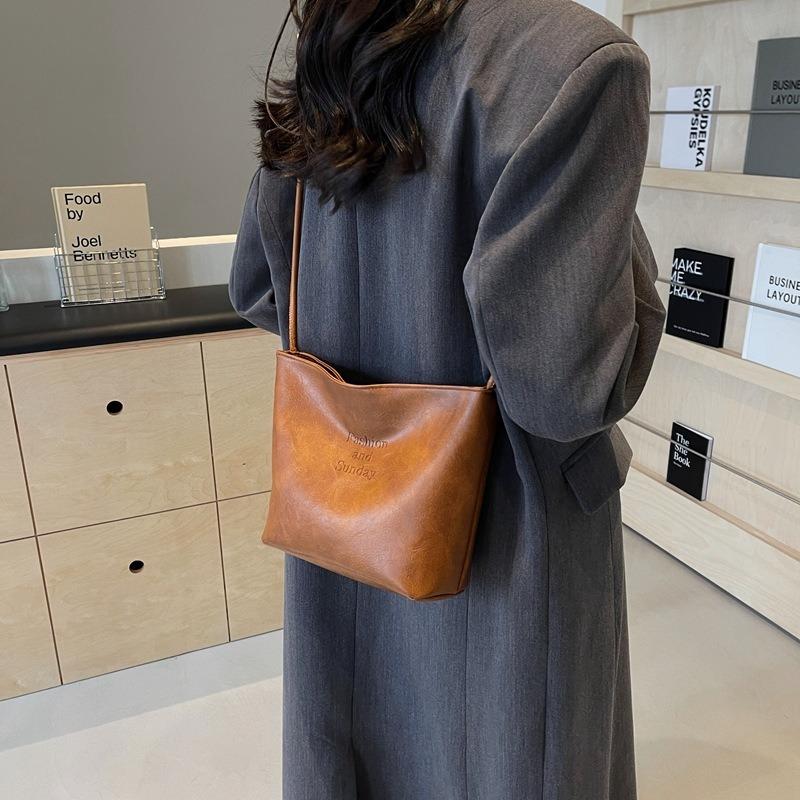 Simple and personalized large-capacity bucket bag, early spring new casual commuter messenger bag, fashionable and personalized shoulder bag.