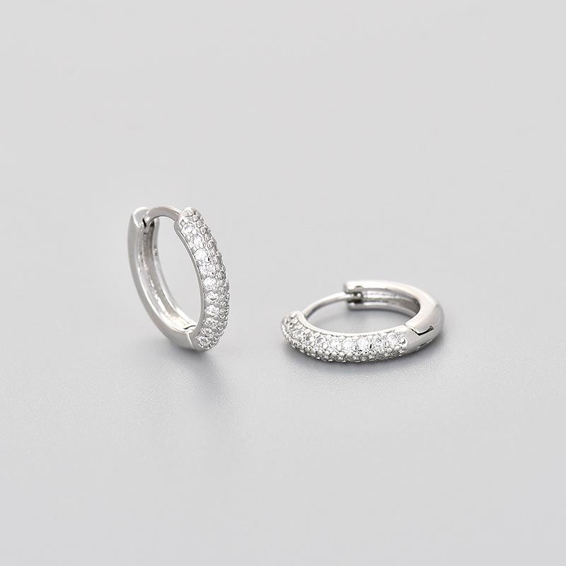 

Elegant Micro-Pave Circle Earrings 2024: Trendy Niche Design, Simple Ear Cuff, Light Luxury High-End Style. Copper