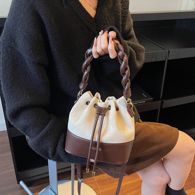 Go Out Hand Bag Women's 2025 New Autumn and Winter Niche Light Luxury Commuting Shoulder Bag Crossbody Bucket Bag