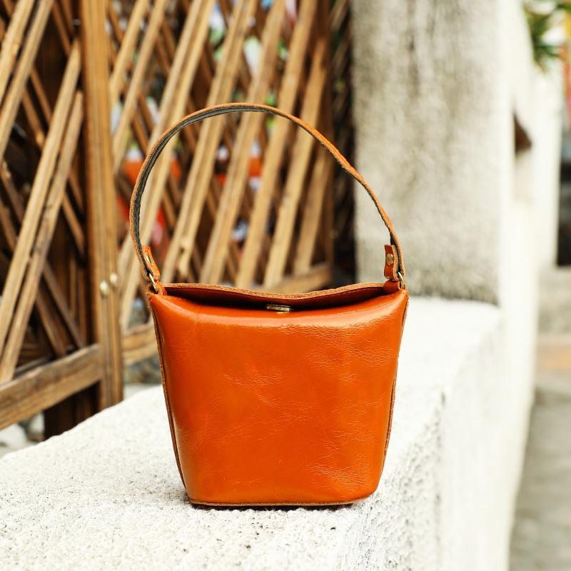 

Сумка-кошелек из натуральной кожи Spring Hand, изготовленная из высококачественной коровьей кожи, создает ощущение высокого класса и изысканности оранжевый