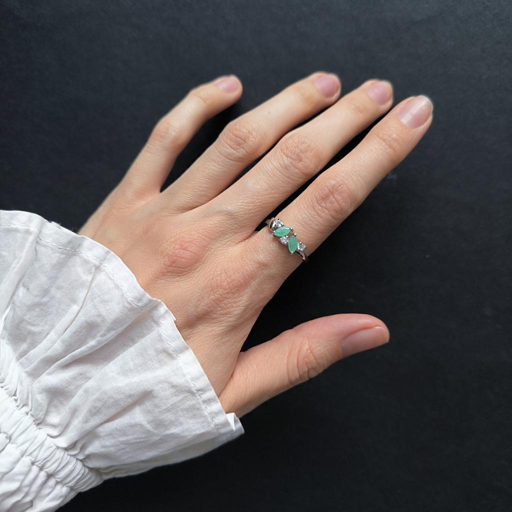 Серебряное кольцо с натуральным изумрудом 0.8ct, вес изделия 2,41 гр (2206286)