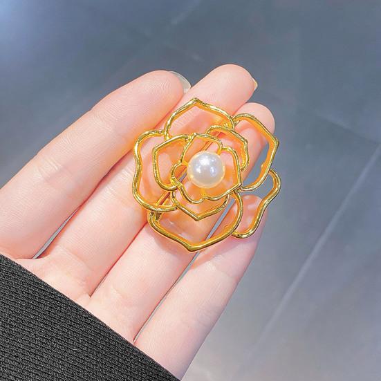 Brosche für Damen, ausgehöhlt, Kamelie, Kunstperle, rutschfest, verschleißfest, Mantelkragen, Hut, Schal, Dekoration, Wäscheklammer, Kleidungsschmuck