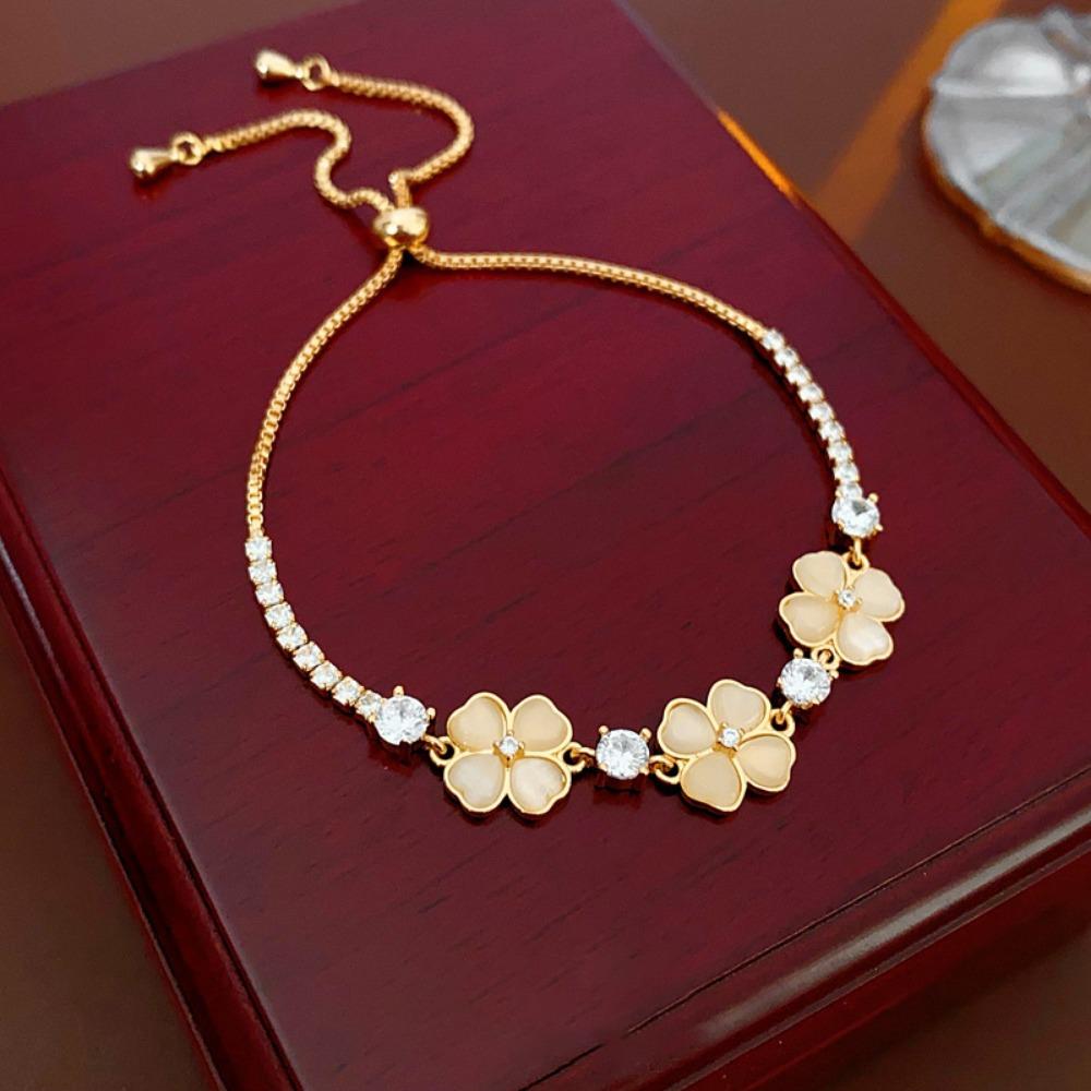 High-end Lucky Four-leaf Clover Bracelet Light Luxury High-end Temperament Hand Jewelry Fashion Design Jewelry