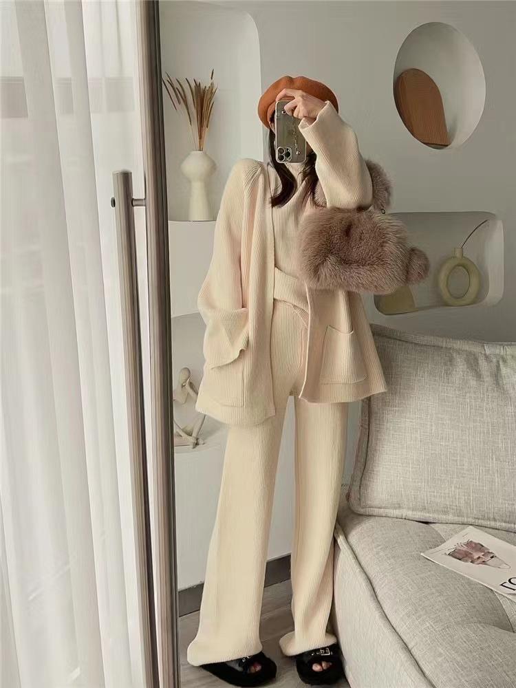 Set di maglioni lavorati a maglia stile europeo e americano per l'autunno e l'inverno da donna, maglione giacca stile pigro + pantaloni a gamba larga set da tre pezzi