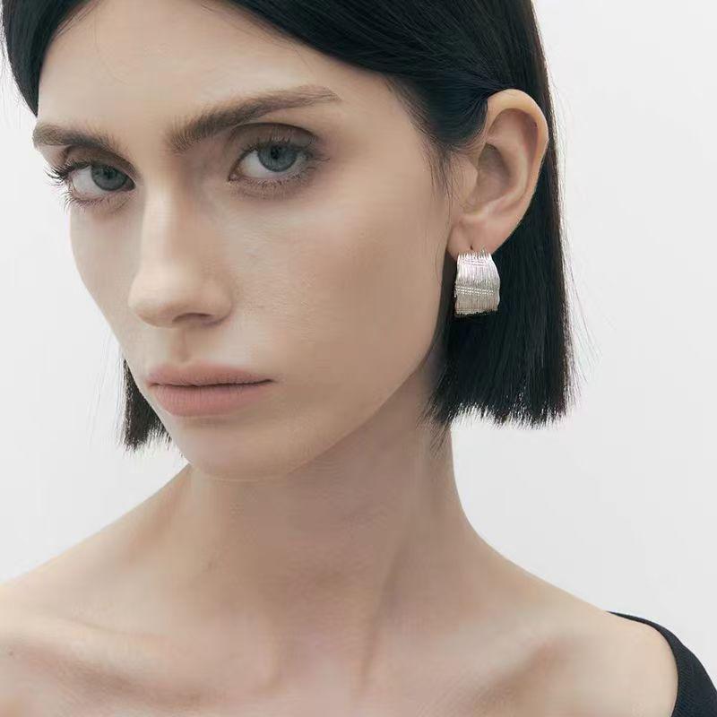 S925 Sterling Silber Retro Creolen: Elegante, vielseitige C-förmige Ohrstecker mit texturiertem Design