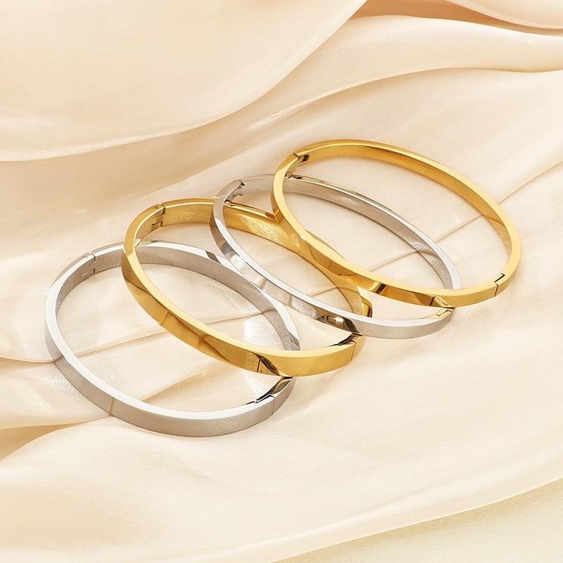 Exaggerated Glossy Buckle Stainless Steel Bracelet - Trendy and Elegant Design