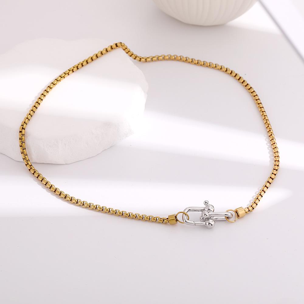 European & American Fashion Two-Tone 18K Gold-Plated Stainless Steel Necklace with Horseshoe Buckle Pendant