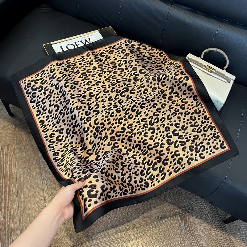 New silk scarf women's fashion versatile high-end small square scarf Korean version neck protection scarf spring and autumn retro scarf binding bag