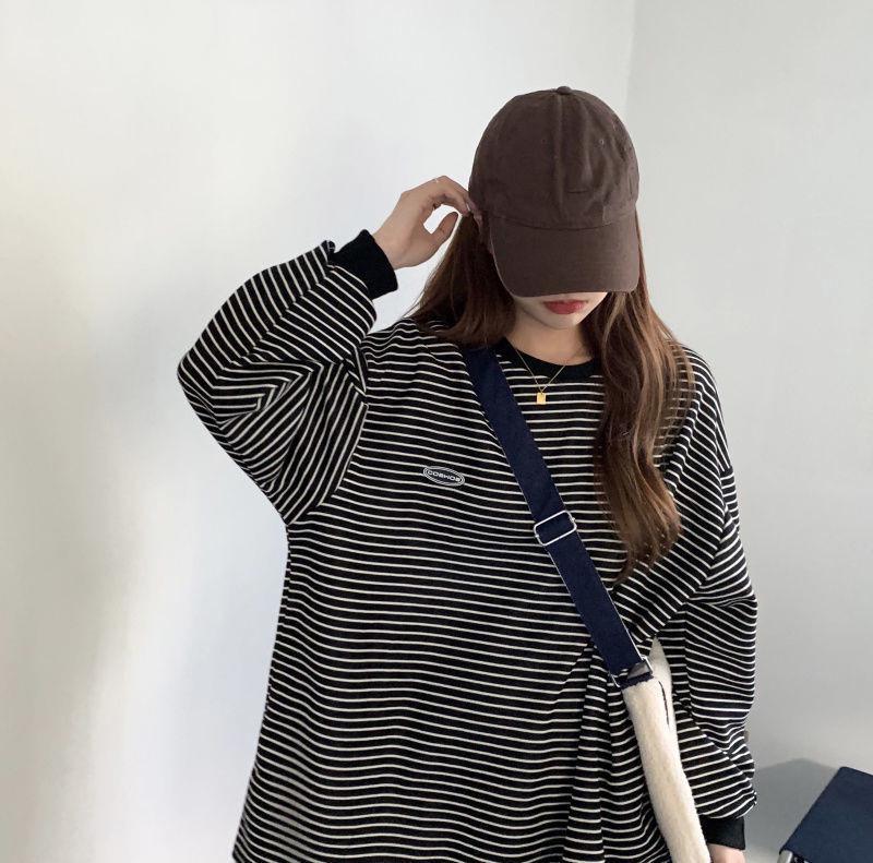Trendy Korean-Style Women's Striped Long-Sleeve T-Shirt, Perfect for Early Spring Layering or Outerwear.