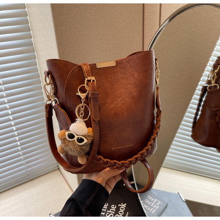 

Retro portable bucket bag 2024 autumn new large-capacity commuter shoulder bag versatile messenger armpit bag коричневий
