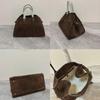 The Row – Margaux 15 – Tragetasche aus Wildleder im Retro-Look