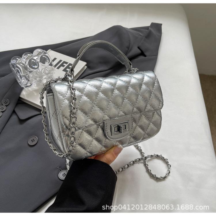 

Модная сумка-клатч с бриллиантовой цепочкой, женская, новая 2025 года, в маленьком стиле «шанель», в зарубежном стиле, сумка-мессенджер, портативная сумка для работы и поездок серебряный
