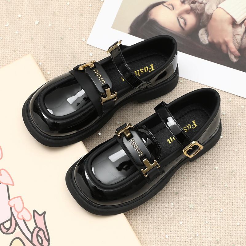 Žáci nižšího sekundárního vzdělávání, žáci základního vzdělávání, bílé a černé malé kožené boty, japonské dívky, dětské školní uniformy, etiketa, pr