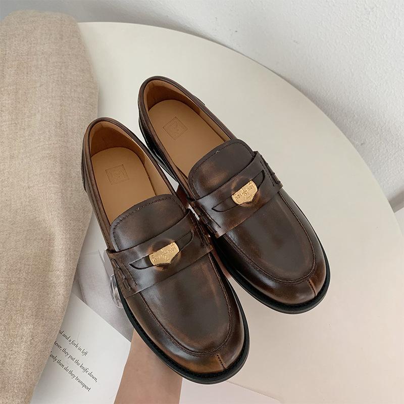 

Женские лоферы с золотой монетой, отполированные вручную, британские маленькие кожаные туфли с дизайнерским чувством, нишевые, ретро, на толстом каблуке, из лакированной кожи, с круглым носком, одинарные туфли 40