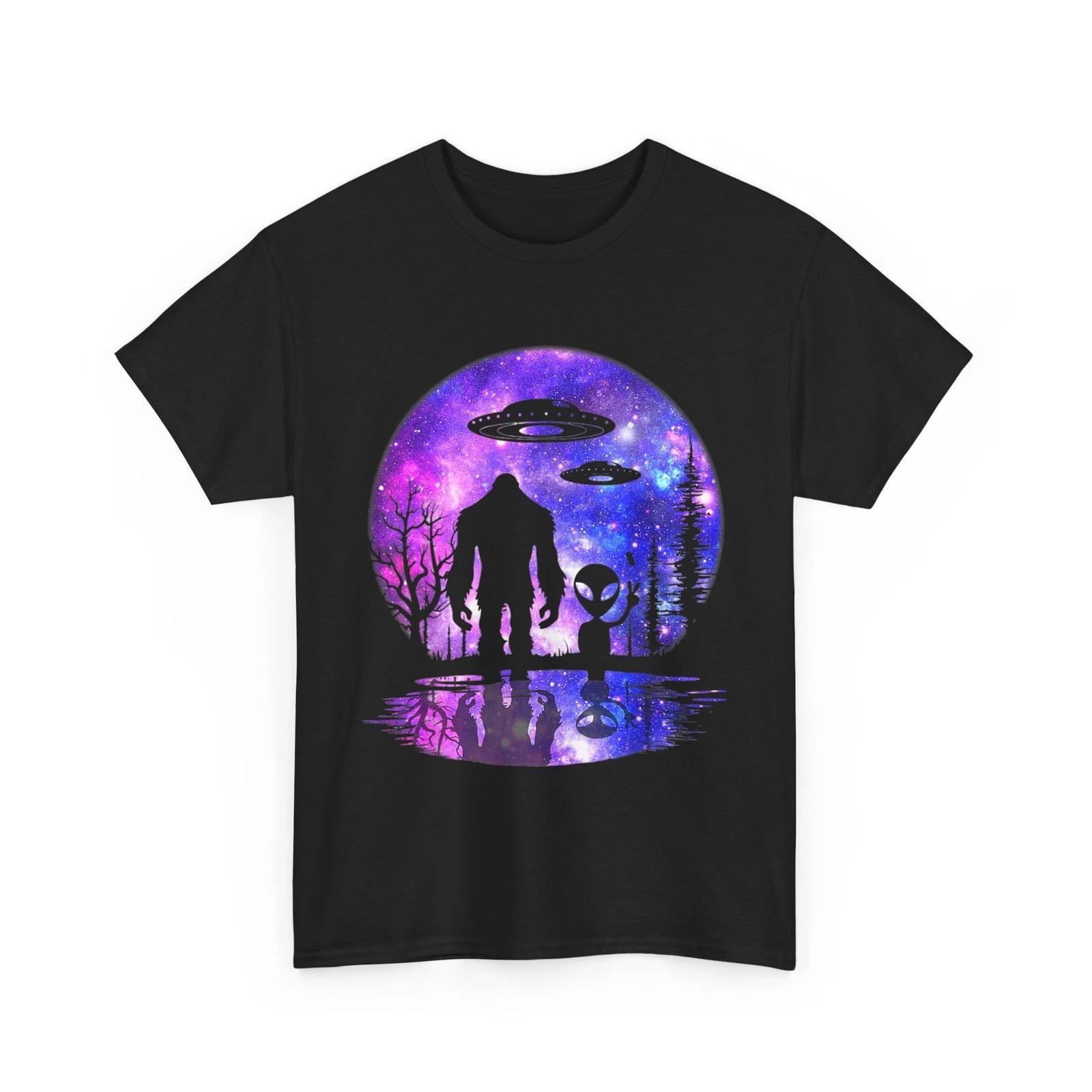 Bigfoot with Alien Moon UFO Flaying Saucer Alien Bigfoot Lovers T shirt L