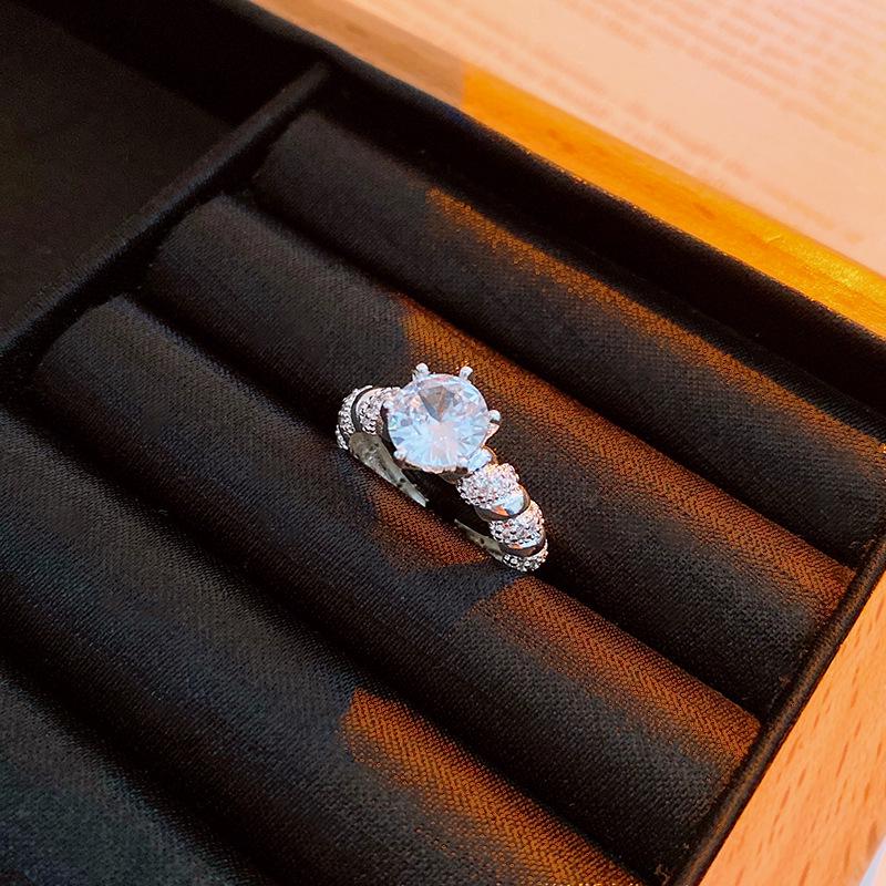 

Vintage-Style Zircon Open Index Finger Ring - Light Luxury Women s Jewelry
