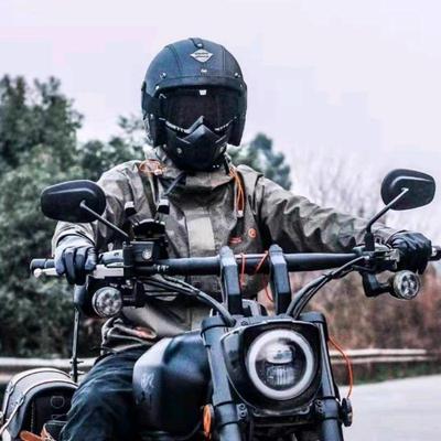 Schutzausrüstung – Motorradhelme