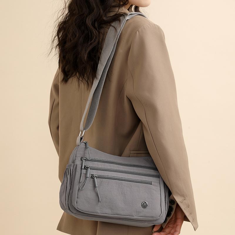 Dameskulderveske med stor kapasitet og lett vekt