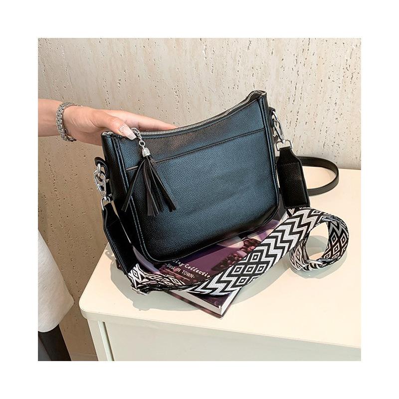 New trendy large-capacity commuter women's bags, fashionable and simple single shoulder messenger women's bags