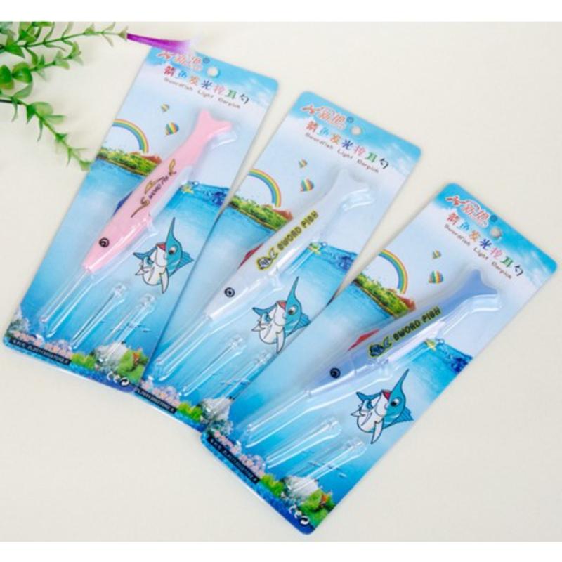 

Набор светящихся ложек для чистки ушей домашних животных в форме мультяшной рыбы, многофункциональная светодиодная ложка для чистки ушной серы, набор инструментов для чистки носовой полости