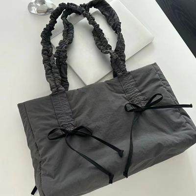 Le Même Sac Niche Design Plissé Grand Capacité Sac Fourre-tout Nœud Portable Sac Épaule