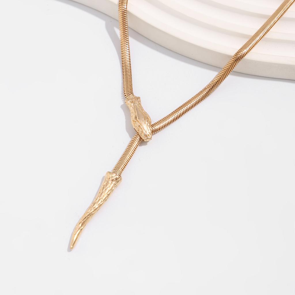 Fashion Sense Flat Snake Braided Alloy Necklace Simple Tassel Snake Head Pendant Collar Bone Chain Premium Sense Commuter Party Womens Necklace