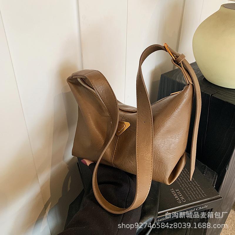

Fashion trendy armpit big bag women 2025 winter new simple casual large capacity small square bag commuter women s bag