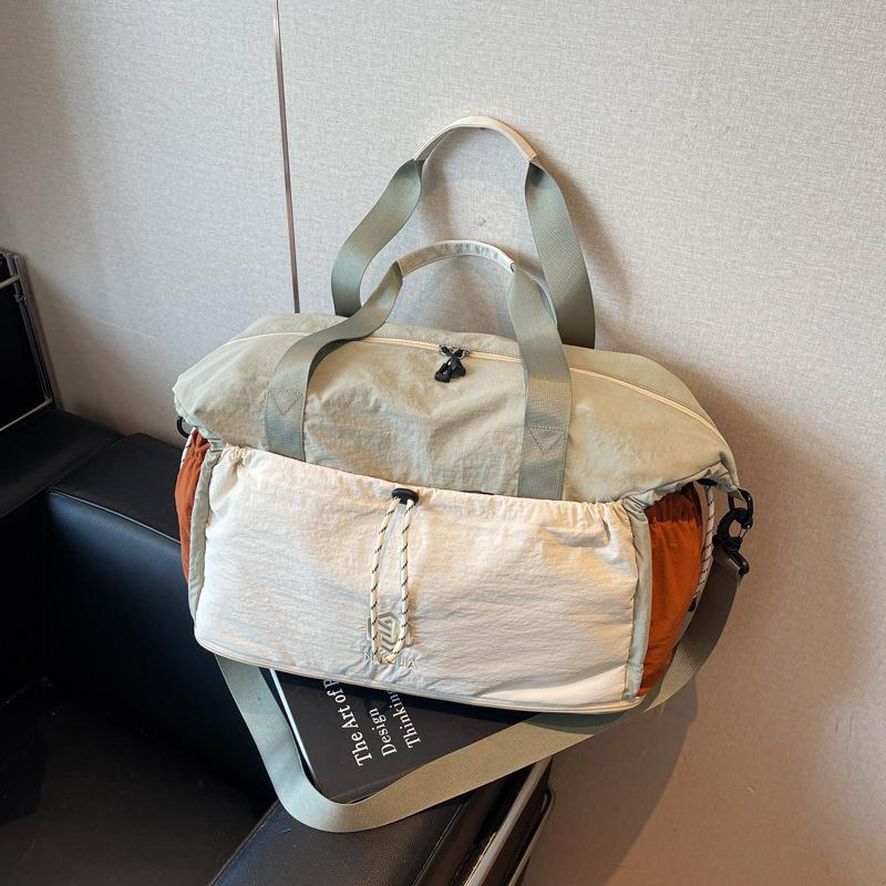 Japanese color matching fitness bag women's new travel bag design sense hand carry outdoor sports bag men