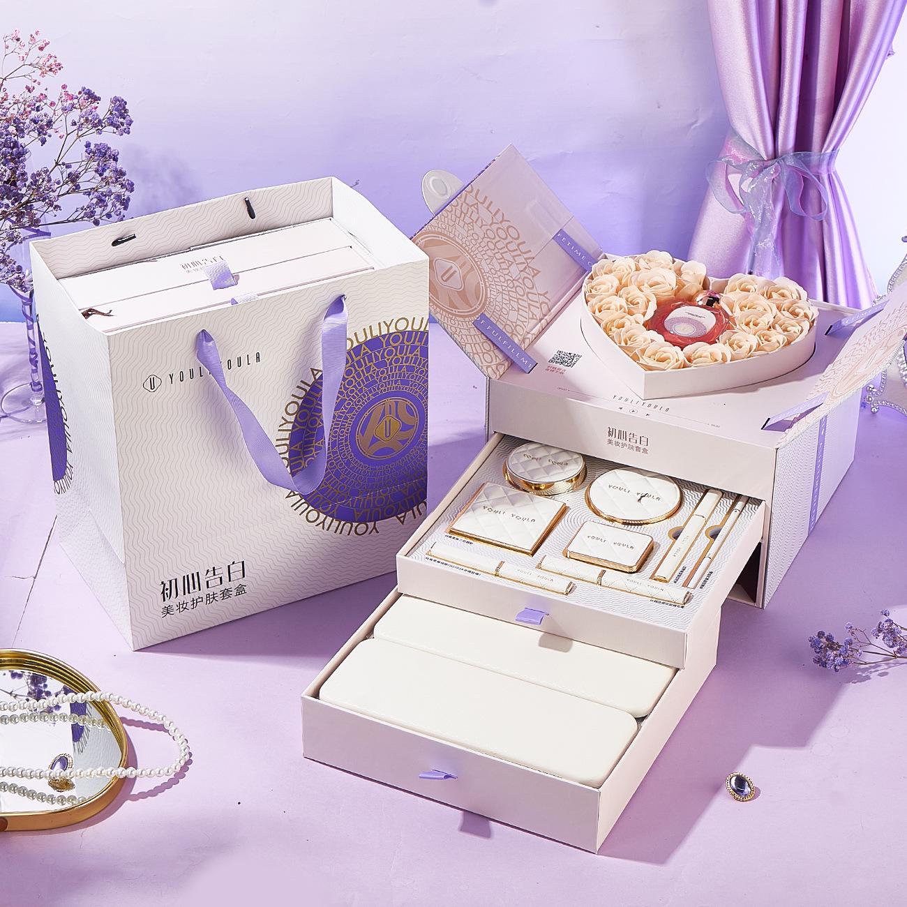 

Юли Юла Набор для макияжа «Первая любовь»: Губная помада, BB-крем, тушь и зеркало - подарочная коробка из 10 предметов