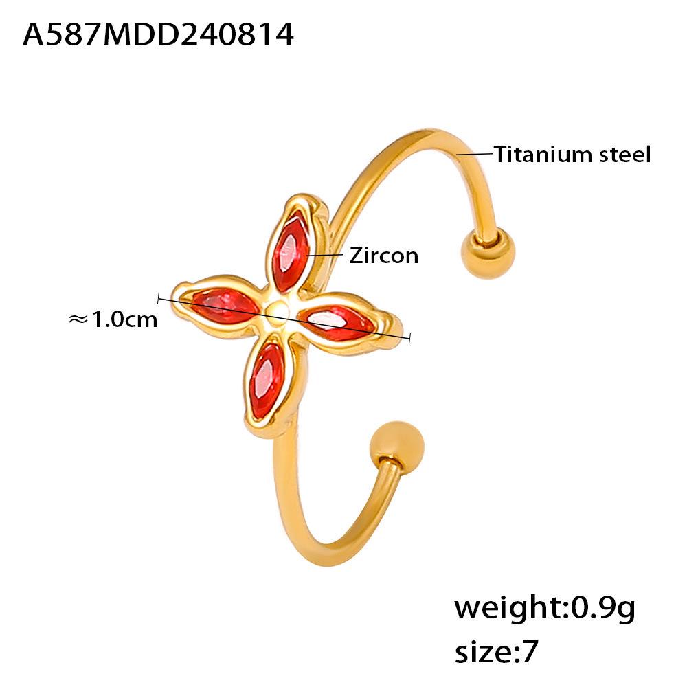 

Комплект подвески-четырехлистного цветка и открытого кольца с инкрустацией цирконами и позолотой 18 карат