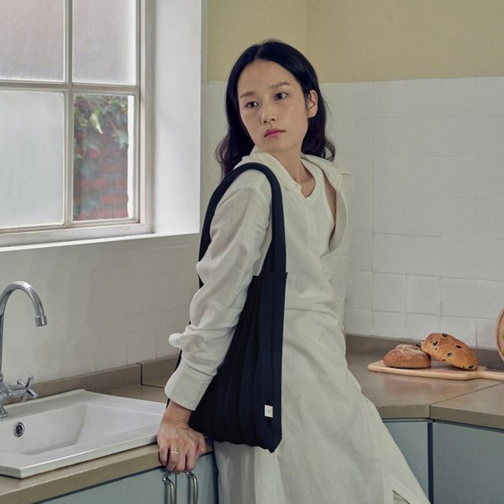 Pleatsmama Jacquard Shoulder Bag Midnight