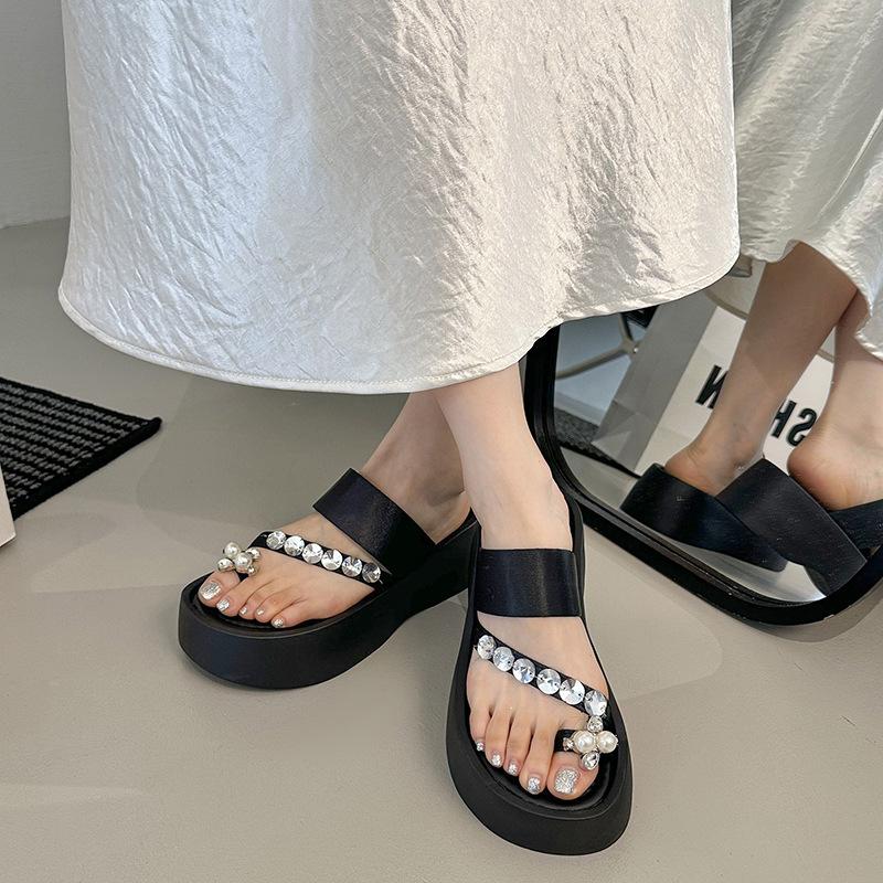 In the summer of 2025, the new thick-soled flip-flops wear rhinestones with skirts, and the small man increases the height of beach shoes. Women