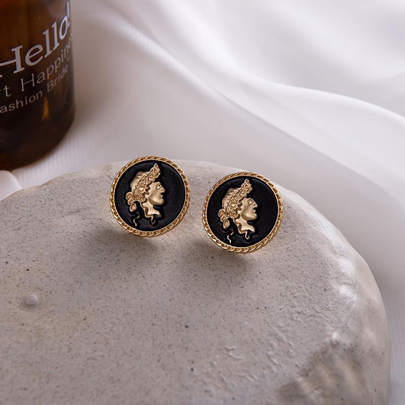 

Retro Hong Kong style temperament black portrait stud earrings female personality versatile button earrings geometric high-end ear jewelry