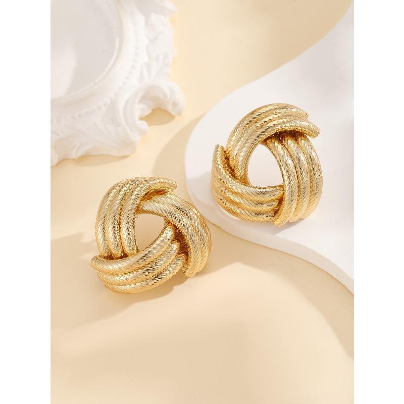 Exaggerated Geometric-shaped Metal Earrings with A Fashionable Retro Vibe, Cool Style, and Pearl Accessories.