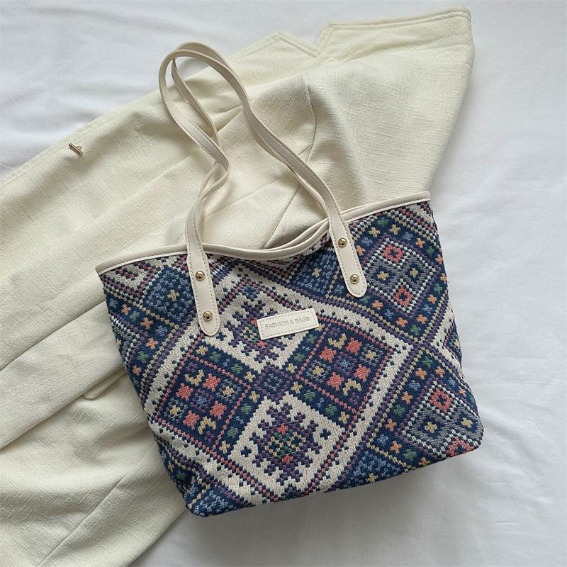 

Modern And Durable Canvas Tote Bag For Everyday Use Featuring Comfortable Shoulder Strap And Zipper Closure синій